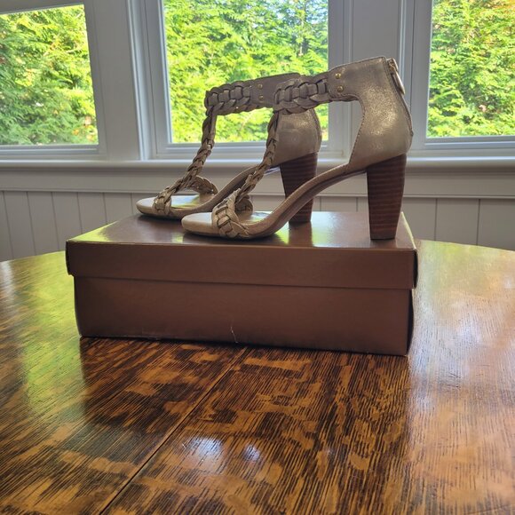 Adrienne Vittadini Gold Sandals. Back zipper. Cushioned footbed. Size 7. - Picture 4 of 16